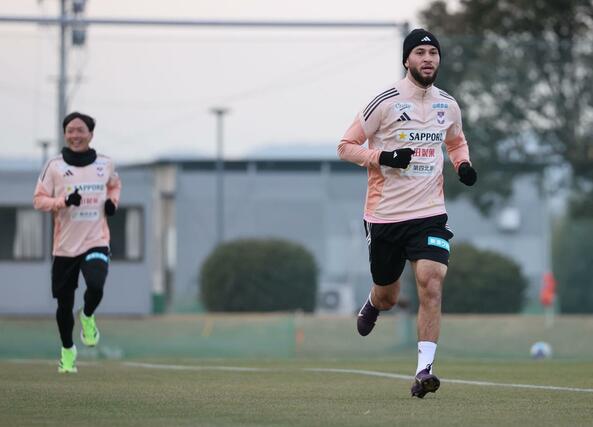 走り込むFWブーダ=宮崎県都城市