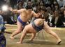 ２０２６年３月、春場所４日目で藤ノ川（左）ははたき込みで豊昇龍を破る＝エディオンアリーナ大阪