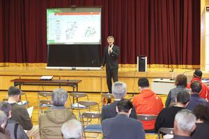 柏崎市内の11会場で行われた懇談会。柏崎刈羽原発の再稼働に関して、桜井雅浩市長と市民が意見を交わした=3月27日、柏崎市松波2