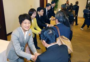 連合新潟の年次大会に出席した立憲民主党の5人の当選者ら=10月29日、新潟市中央区