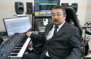 「赤ちゃんがすぐ寝る音楽」を開発した千葉音声研究所の村岡睦稔さん=5日、千葉市