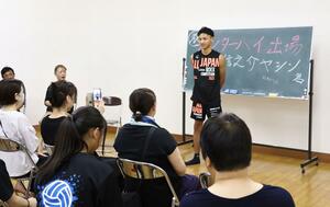 壮行会でインターハイの目標を語る和田信之介ヤシン選手=佐渡市二見