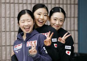 練習を終えポーズする（左から）中井亜美、千葉百音、青木祐奈＝２９日、カナダ・サスカトゥーン（共同）