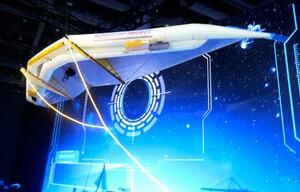 トヨタ自動車が出品した、偏西風を利用して発電するたこ=29日、東京都江東区の東京ビッグサイト