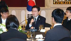 　７日、中国・上海で記者団と懇談する韓国の李在明大統領（中央）（聯合＝共同）