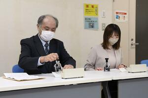 届いた願書に不備がないか確認する新潟大の職員=1月27日、新潟市西区