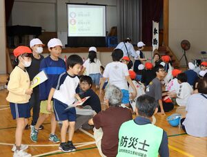 訓練後の防災教室で災害への備えをクイズ形式で学んだ子どもたち＝胎内市黒川