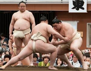 春巡業で汗を流す大の里(右)=静岡県三島市