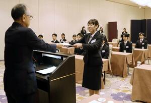 来春入社予定の大学生らが出席した福田組の内定式=10月1日、新潟市中央区