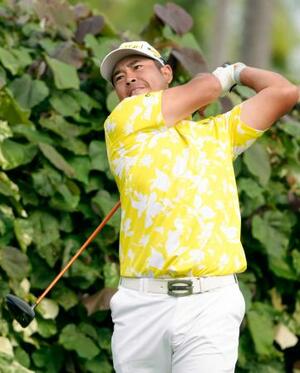 　最終ラウンド、１８番でティーショットを放つ松山英樹。通算９アンダーで１３位＝ワイアラエＣＣ（共同）