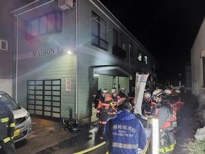 アパートから出火した火災現場＝２０日、上越市南本町２