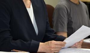 法務省に申し入れ後、記者会見する金沢刑務所に勤務していた医師(手前)=16日午後、東京・霞が関の司法記者クラブ