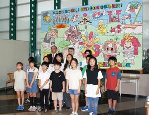新町小の児童が制作したパネルの展示セレモニー=長岡市千秋2