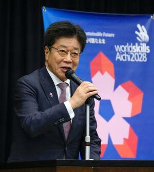 　「２０２８年技能五輪国際大会を成功させる国会議員連盟」の設立総会であいさつする自民党の加藤前財務相＝３日午後、国会