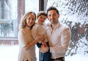 　イリーナ・コイダさん（左）と息子のマキシムちゃん、夫のナザリーさん＝２月、ウクライナ・リビウ（共同）