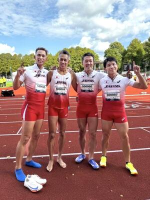 世界マスターズ陸上の400メートルリレーに出場し、50〜54歳の世界新記録で優勝した佐藤政志さん(右)=8月17日、スウェーデン・イエーテボリ(佐藤さん提供)