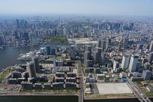 東京都内の高層ビル群=2025年4月