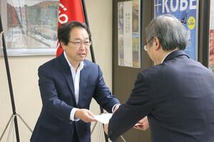 花角英世知事に包括外部監査の基本計画書を手渡す髙橋顕氏(左)=7月31日、県庁