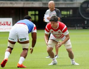 　前日練習するラグビー日本代表の下川（手前右）＝ユアテックスタジアム仙台