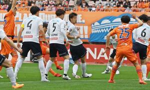 新潟-柏 前半11分、ゴール前の混戦からFW鈴木孝司(9・柏選手4番、5番の間)がシュートを放ちネットを揺らすも、オフサイド=5月7日、ビッグスワン