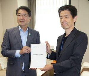 防災庁の誘致に向け要望書を提出する中原八一新潟市長(左)=8月29日、東京・永田町