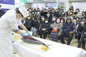 大勢の来場者でにぎわった寒ブリの解体ショー=上越市港町1の直江津港佐渡汽船ターミナル