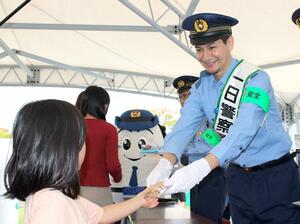 来場者に犯罪被害に遭わないよう呼びかけたJOYさん=12日、新潟市西区