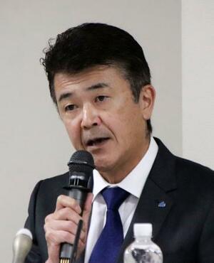 記者会見する小林製薬の豊田賀一社長=5日午後、大阪市中央区