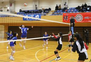佐渡島内外の中学生チームが対戦したバレーボール大会＝佐渡市窪田