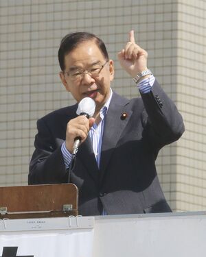 街頭演説する共産党の志位和夫委員長=12日、新潟市中央区