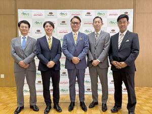 農業法人レモニティの設立発表会。中央は同社の鈴木貴博社長=東京都渋谷区(ポッカサッポロフード&ビバレッジ提供)