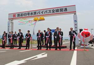 開通セレモニーでテープカットをする関係者ら=8日、阿賀野市