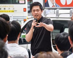 街頭演説する日本維新の会の吉村代表=12日午後、東京都武蔵野市