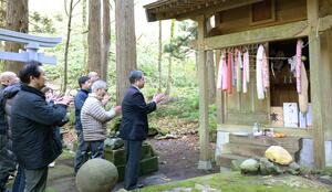 漆山神社を参拝し、制作で扱う漆に感謝する職人たち＝村上市蒲萄