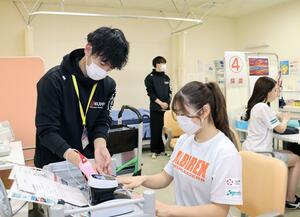女性特有の健康問題を調べる女性アスリート検診=新潟市北区木崎