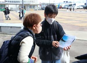 小千谷市の魅力を説明する和泉小の6年生=3月8日、長岡市喜多町