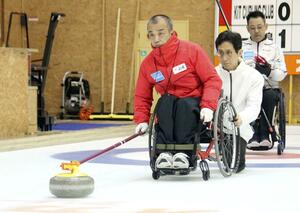 ミラノ・コルティナ冬季パラリンピックに日本選手最年長の61歳で出場する車いすカーリング混合ダブルスの中島洋治=2025年10月、青森市
