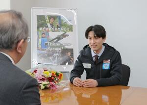 妙高市の城戸陽二市長に現役引退を報告した清水礼留飛さん(右)=3月22日、妙高市役所