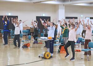 講師の指導を受けながらリバイバルダンスを体験する参加者=柏崎市駅前2