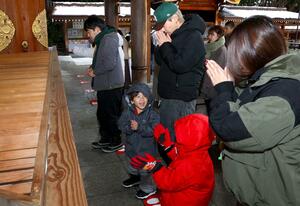 二年参りに訪れた参拝客＝３１日、新潟市中央区の護国神社