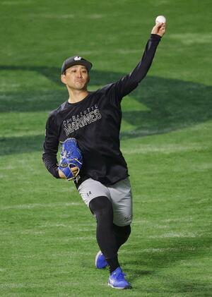 キャッチボールで調整するロッテ・小島=みずほペイペイドーム