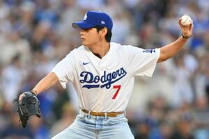 ドジャースタジアムで始球式に登場したBTSのVさん=25日、ロサンゼルス(AP=共同)