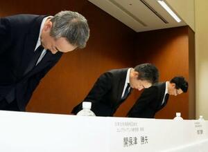 情報の不正持ち出し事案で記者会見し、謝罪する日本生命保険の赤堀直樹副社長(中央)ら=12日午後、東京都千代田区