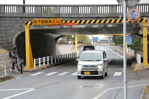 一時停止率の調査をした萬代橋下の交差点=新潟市中央区
