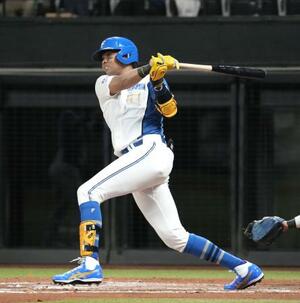 　７回日本ハム１死二、三塁、水谷が左前に勝ち越し２点打を放つ＝エスコンフィールド