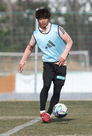 練習に励むFW若月大和=聖籠町