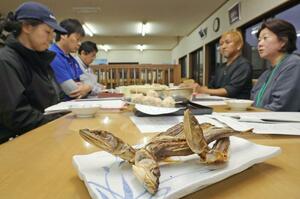 “厄介物”のワニエソを、どのように活用していくか。漁業者や観光関係者らの議論は白熱した=2024年11月、村上市桑川の天ぴ屋