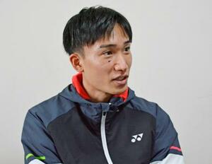 取材に応じるバドミントンの桃田賢斗=22日、東京都内