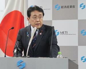 　記者会見で電気とガス料金の補助について説明する赤沢経産相＝２６日午前、経産省