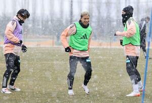 奈良戦へ調整するＭＦシマブクカズヨシ（中央）ら＝聖籠町